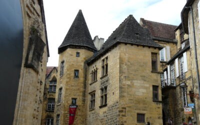 Visiter le Vieux Sarlat : un accès direct depuis notre hôtel la Couleuvrine